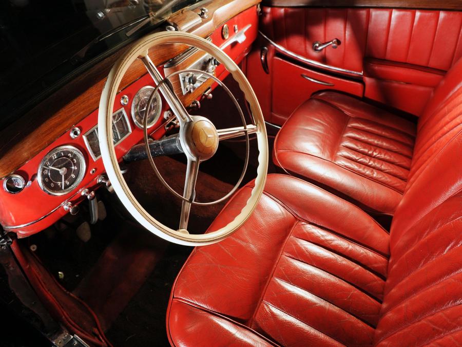 Интерьер Mercedes-Benz 220 Cabriolet A 1951 года  (фото 5 из 22)